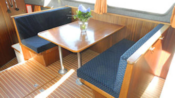 zitten-in-de-salon-van-het-jacht-de-Carla-van-Yachts4U-yachtverhuur-in-Friesland.jpg