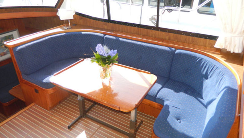 U-förmige Sitzbank im Salon der Yacht Reina