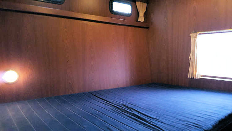 Doppelbett in der Achterkajüte der Yacht