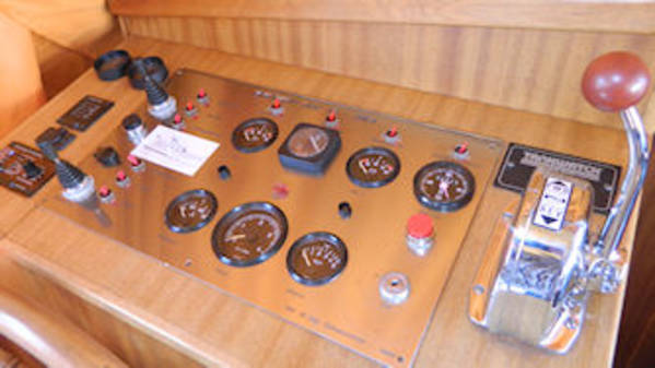 instrumenten-dashboard-van-het-jacht-de-Carla-van-Yachts4U-jachtcharter-in-Friesland.jpg