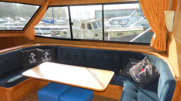 elisa-kijkje-in-de-salon-van-het-jacht-Elisa-van-Yachts4U-jachtcharter.jpg