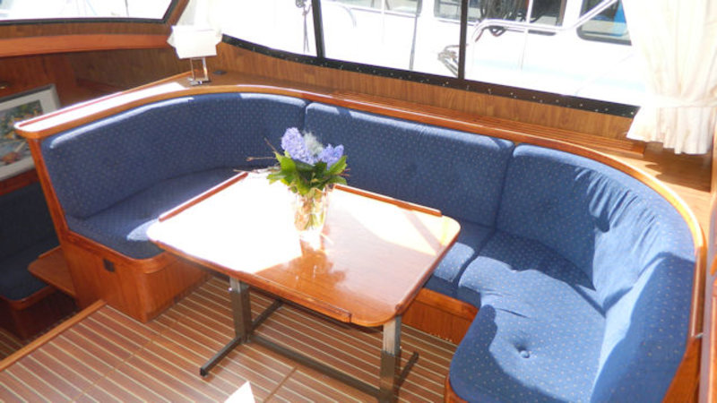 U-förmige Sitzbank im Salon der Yacht Reina