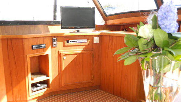 reina-de-salon-aan-boord-van-het-jacht-Reina-van-Yachts4U-jachtverhuur-bedrijf-met-tv-dvd-digitenne-radio.jpg
