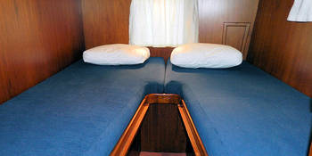 reina-slaapkajuit-met-bedden-die-tot-een-eenpersoonsbed-kunnen-worden-omgebouwd-aan-boord-van-het-jacht-Reina-van-Yachts4U-jachtcharter.jpg