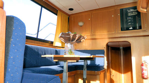 lilian-kijkje-in-de-salon-van-het-jacht-Lilian-van-Yachts4U-jachtcharter.jpg