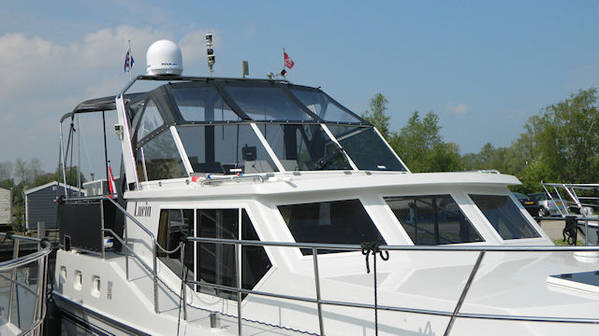 satelliet-antenne-van-het-jacht-lucia-van-jachtverhuur-yachts4u.jpg