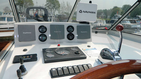 640-dashboard-van-de-Lucia-van-Yachts4U-Yachtcharter.jpg