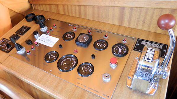 carla-instrumenten-dashboard-van-het-jacht-de-Carla-van-Yachts4U-jachtcharter-in-Friesland.jpg
