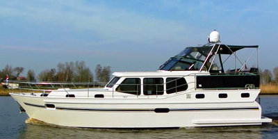 Eine Familienyacht mit Sonnendeck und Bimini Top