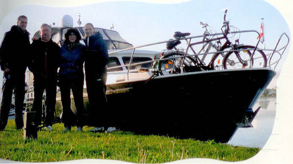 Die ersten Gäste an Bord dieser Yacht noch in blauer Lackierung