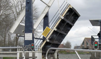 Brücke öffnet sich, das Licht ist noch rot: warten
