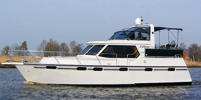 Die 12,50 m lange Yacht Lilian mit 3 Schlafzimmern mit jeweils eigener Dusche und Toilette