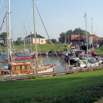Das Hafenbecken van Workum in Friesland Holland