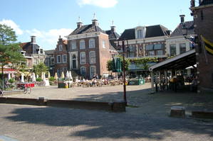 Straßencafé auf dem Marktplatz von Workum in Friisland