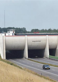 Ein Boot in einem Aquadukt