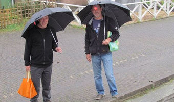 Es beginnt zu regnen: alle Mann unter den Regenschirm