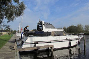 yachts4u-yachtcharter-reisverslag-een-ervaring-In-Sloten-meren-we-aan-het-einde-van-de-middag-de-Lilian-af.jpg