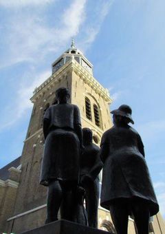 Eine Statuengruppe, die dem Glockenspiel lauscht