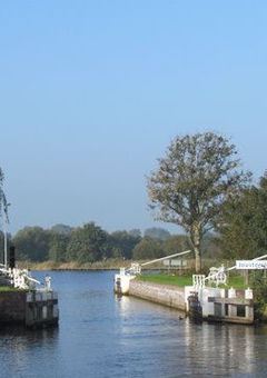 Durch die Jousterschleuse geht es weiter nach Joure