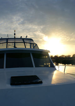 Die Wolken und Sterne spiegeln sich im Wasser: ein Yachts4U Reisebericht