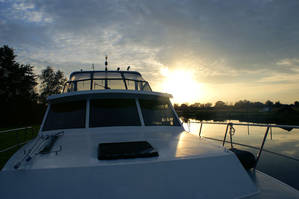 yachts4u-yachtcharter-reisverslag-friesland-naar-overijssel-boat-by-night.jpg