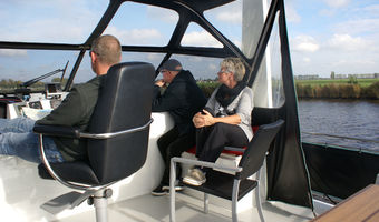 Während des Bootsurlaubs zusammen auf dem Achterdeck in aller Gemütlichkeit.