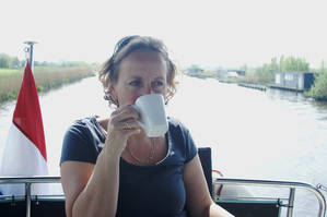 yachts4u-yachtcharter-reisverslag-friesland-naar-overijssel-kopje-koffie-op-het-achterdek.jpg