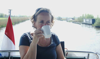 Dekadent genießen: eine Tasse Kaffee auf dem Achterdeck