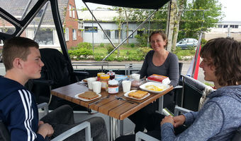 Am Rande des Zentrums von Grou anlegen und Mittagessen an Deck