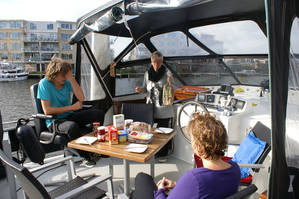 yachts4u-yachtcharter-reisverslag-friesland-naar-overijssel-ontbijten-aan-boord.jpg