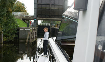 Schleuse und Brückenöffnung beim Fahren ins Lauwersmeergebiet
