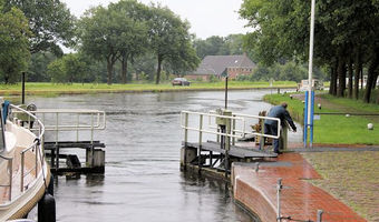 Eine der vielen Schleusen auf dem Weg nach Groningen