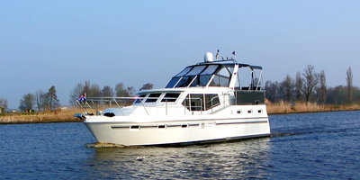 Motoryacht Lucia ist 11 m und für 4 Personen geeignet, eine schöne Yacht von Yachts4U