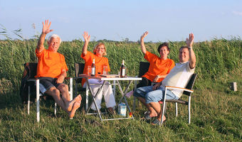 Ein Glas Wein mitten in der Natur