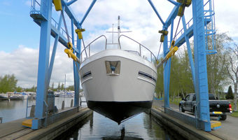 Ein Blick hinter die Kulissen. Eine Yacht in den Seilen