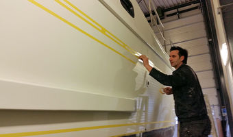 Markierung auf einer Yacht anbringen