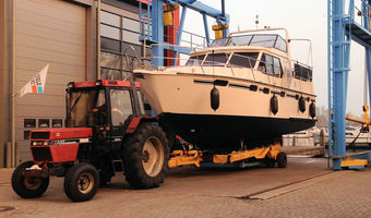 Die Yacht kommt gerade vom Kran auf dem Weg zum Schuppen