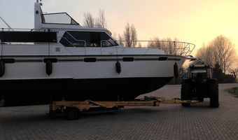 Yachttransport auf dem Werftgelände