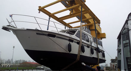 -vroeg-in-de-ochtend-begint-hetwerk-in-de-winter-Toch elke keer opnieuw indrukwekkkend zo een boot in de lucht te zien hangen.jpg