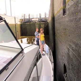 Boot fahren ist anders als Auto fahren zum Beispiel beim Fahren durch eine Schleuse