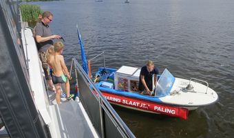Catering auf dem Wasser: ein Eis, einen Salat oder einen Aal kaufen