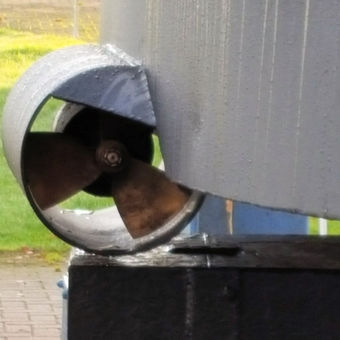 Die Heckschraube bewegt den Spiegel Ihrer Yacht von Steuer- nach Backbord und umgekehrt