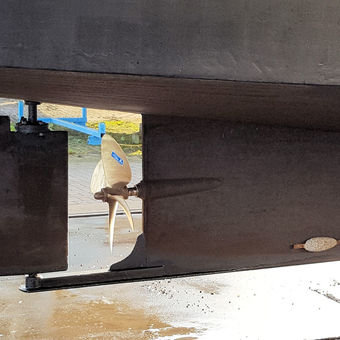 Die Schraube: zum Vor- und Rückwärtsbewegen der Yacht