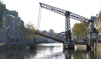Brücke irgendwo in Friesland, durchfahren ist bei grünem Licht möglich