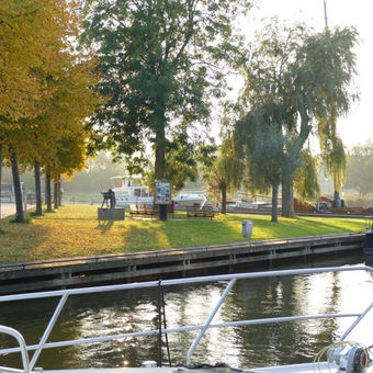 Bootfahren und Manövrieren ohne die Verwendung von Bug- und Heckschraube