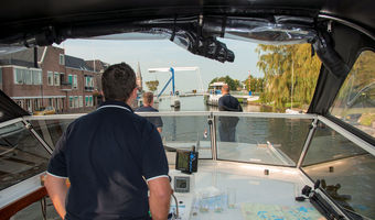 Vorbereitungen, um durch eine geöffnete Brücke zu fahren