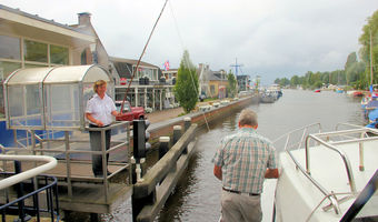 Brücke beim Pier Chistiaan-Kanal: Bezahlen des Brückengeldes mit einem Holzschuh