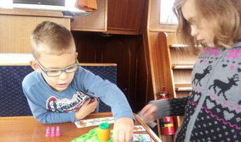 Spiele, die Kinder genießen es in vollen Zügen.