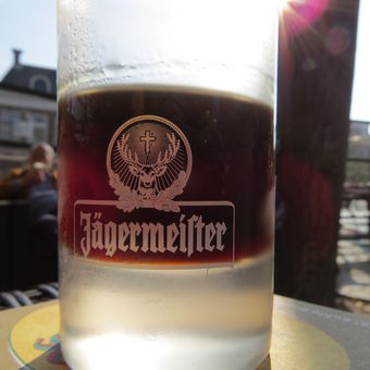 Das Leben auf dem Boot: einen herrlichen Jägermeister genießen