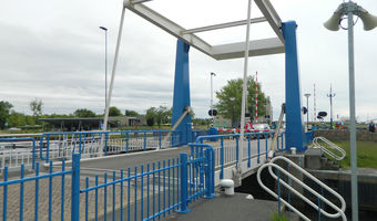 Brücke über der Schleuse